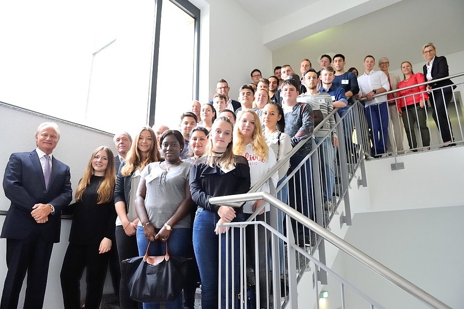 Gruppenbild mit den Azubis 2017