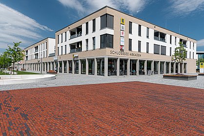 Außenansicht der Schlosssee-Arkaden mit EDEKA BAUR Frischemarkt in Salem