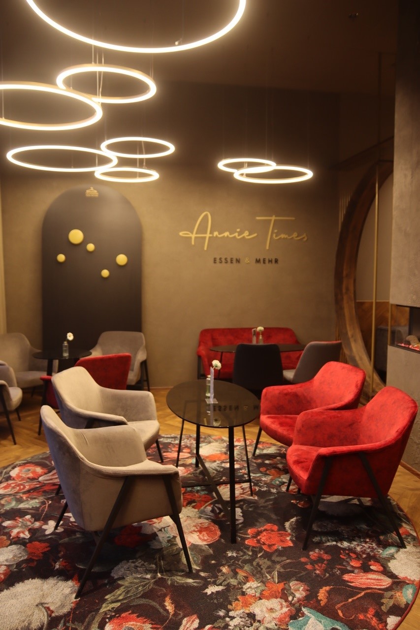 Annie Times Lounge